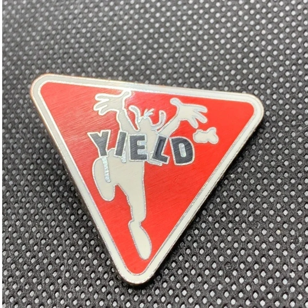 2010 Goofy Yield Sign Disney Pin WDW trading pins collectible hidden mickey